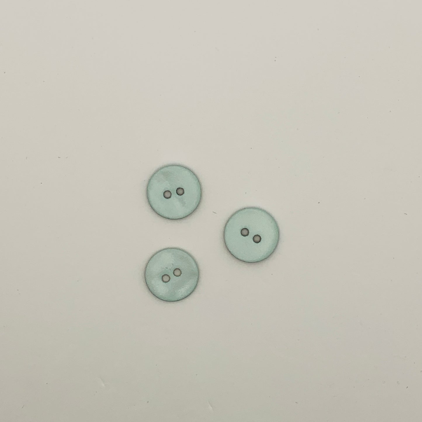 Boutons en nacre coloré