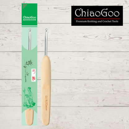Crochet en métal avec manche de bambou par Chiaogoo
