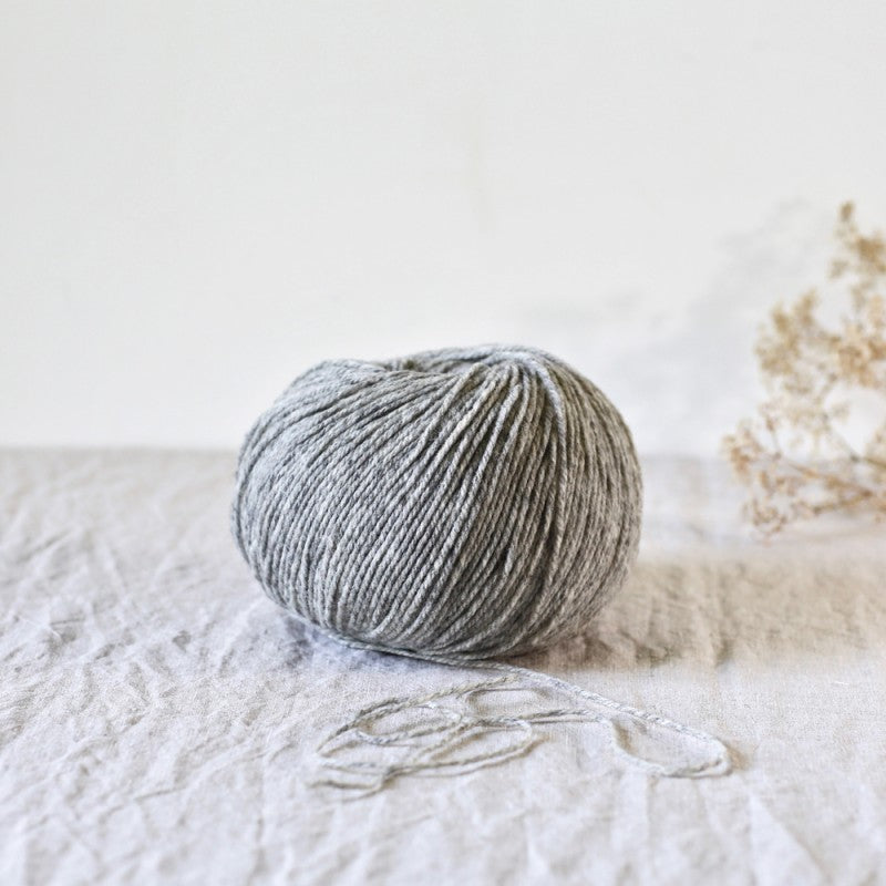 Gilliatt, 100% merino worsted woolen in 100 gr/250 m spun - De Rerum Natura